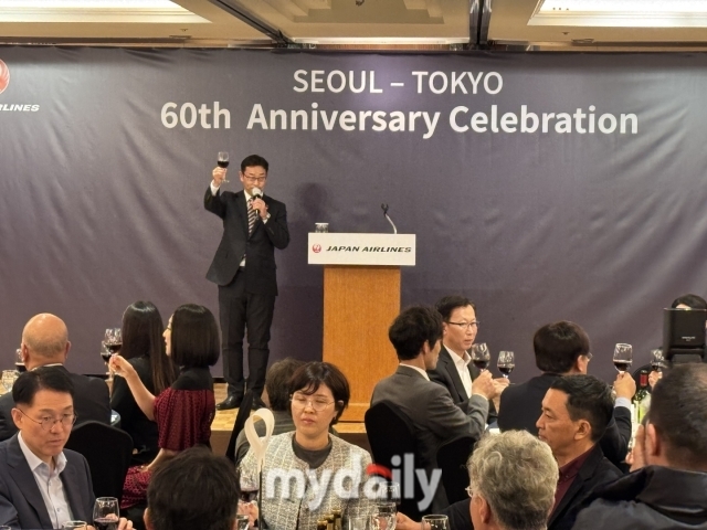 야마모토 카즈노리 일본항공 한국지점장이 취항 60주년 건배사를 제안하고 있다. /이지혜 기자