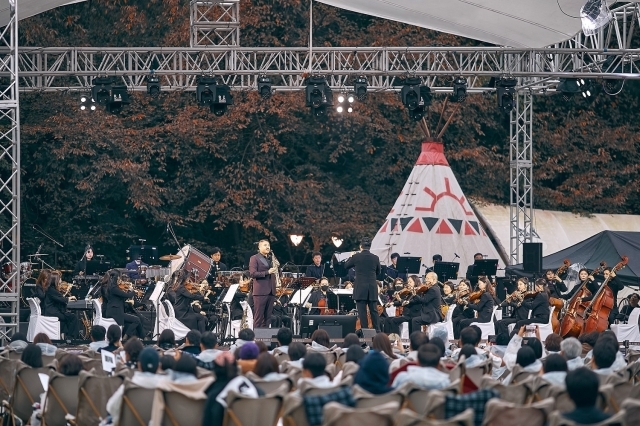 ‘워커힐 파크 콘서트’ 성료, 가을밤 물들인 감미로운 세레나데./워커힐 호텔앤리조트