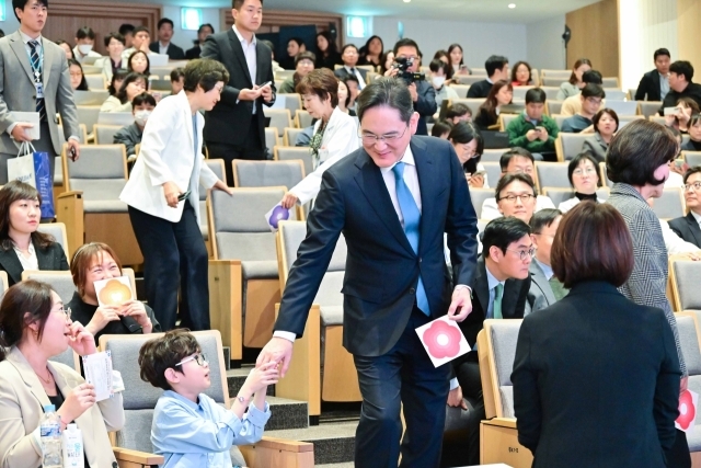 이재용 삼성전자 회장이 21일 서울대어린이병원에서 열린 