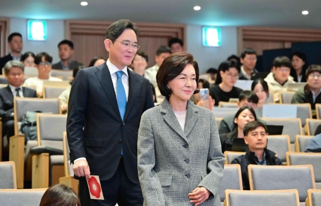 홍라희 전 리움미술관장, 이재용 삼성전자 회장이 21일 서울대어린이병원에서 열린 