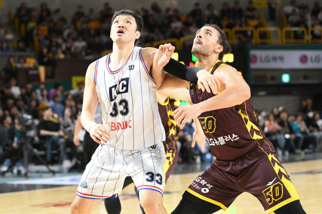 창원 LG가 부산 KCC를 꺾고 2연승을 달렸다./KBL