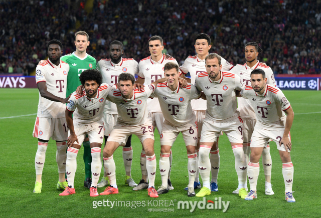 바이에른 뮌헨은 24일 오전(한국시간) 스페인 바르셀로나에서 열린 2024-25시즌 유럽축구연맹(UEFA) 챔피언스리그 페이즈 3차전에서 바르셀로나에 1-4로 졌다. 바이에른 뮌헨은 이날 패배로 1승2패(승점 3점)의 성적으로 UEFA 챔피언스리그 본선에서 36개팀 중 23위를 기록하게 됐다. 김민재는 풀타임 활약하며 수비진을 이끌었지만 바이에른 뮌헨은 대패로 경기를 마쳤다./게티이미지코리아