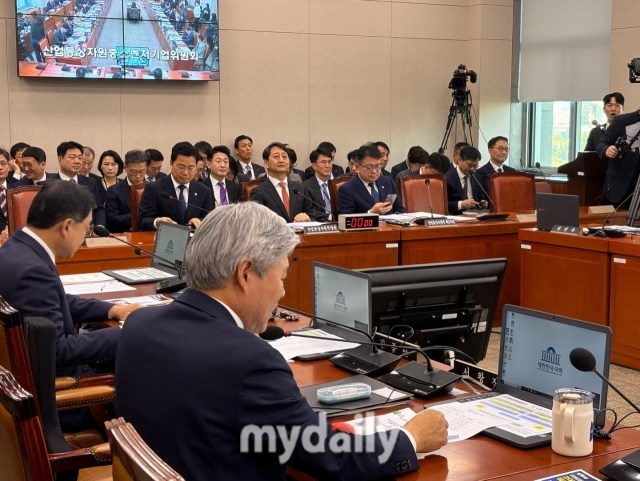 안덕근 산업통상자원부 장관이 24일 여의도 국회 산업통상자원중소벤처기업위원회에서 열린 산업통상자원부 등에 대한 종합감사에 참석했다./황효원기자