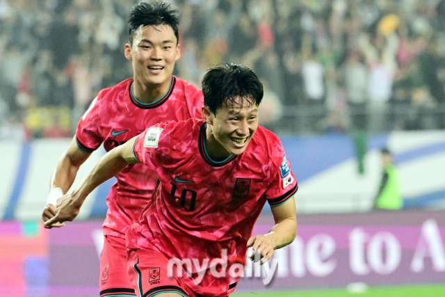 축구대표팀 이재성이 경기 후반 헤더골을 넣은 뒤 기뻐하고 있다.