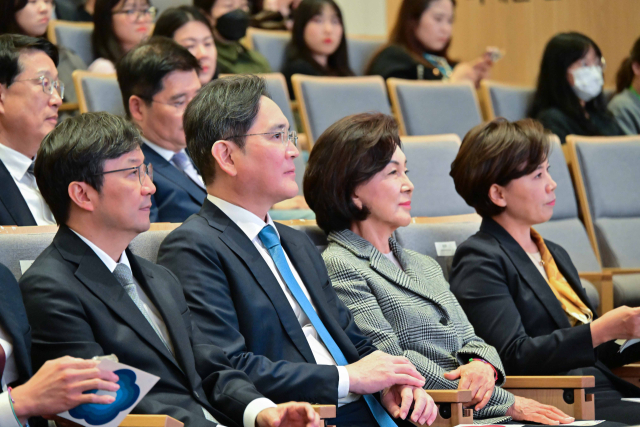 이재용 삼성전자 회장(왼쪽)과 홍라희 전 삼성미술관 리움 관장이 21일 오후 서울 종로구 서울대병원 어린이병원에서 열린 소아암·희귀질환 지원사업단 행사에 참석한 모습./삼성전자