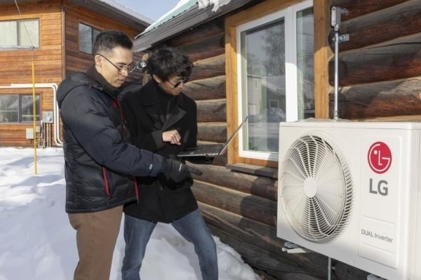 LG전자 연구원(오른쪽)과 김선우 알래스카 페어뱅크스 교수가 혹한에서도 고성능을 내는 히트펌프를 테스트하고 있다./LG전자