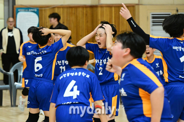 연속된 듀스에서 우승을 차지한 대전 봉명초 선수들이 기뻐하고 있다. / 한국배구연맹