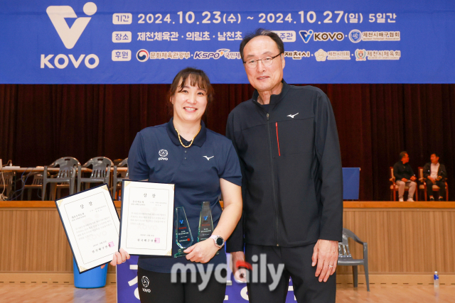 우수지도자상과 최우수지도자상을 수상한 성은교 감독이 강만수 유소년 육성위원장과 포즈를 취하고 있다.