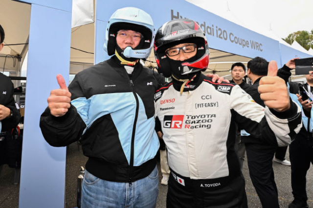 27일 오후 경기도 용인시 에버랜드 스피드웨이에서 열린 ‘현대 N x 토요타 가주 레이싱(Hyundai N x TOYOTA GAZOO Racing) 페스티벌’에서 정의선 현대자동차그룹 회장(왼쪽)과 토요다 아키오 일본 토요타자동차그룹 회장이 퍼포먼스 주행을 앞두고 기념 촬영을 하고 있다. /현대자동차