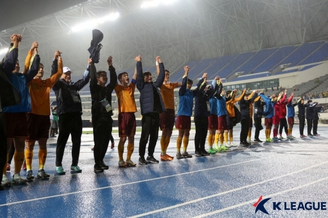 광주FC 선수단이 조호르전이 끝난 뒤 팬들에게 인사하고 있다./프로축구연맹