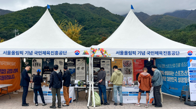 국민체육진흥공단이 주최한 국제 스포츠 대회 연계 우수 스포츠 기업 홍보 활동. 왼쪽이 우수 스포츠 기업으로 뽑힌 ㈜옥타글로벌. /국민체육진흥공단 제공.