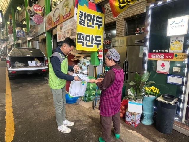 안전보건공단 충북북부지사(지사장 심미경)는 28일 시민들이 많이 찾는 충주 자유시장과 음성 무극시장을 방문해 안전문화 캠페인을 전개했다고 밝혔다./안전보건공단 충북북부지사