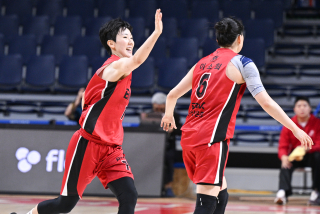 부산 BNK 썸이 용인 삼성생명을 꺾고 홈 개막전에서 승전보를 울렸다./WKBL