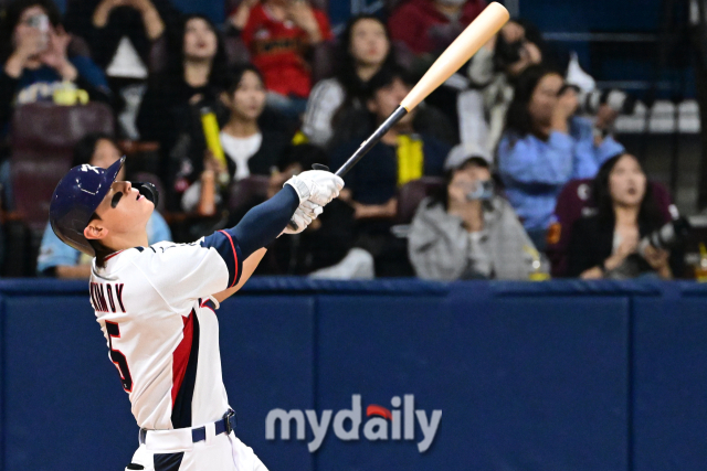 한국 야구대표팀 김도영이 1일 오후 서울 고척스카이돔에서 진행된 쿠바 야구대표팀과의 경기 1회말 무사 1,3루에서 플라이를 때리고 있다.