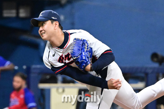 한국 야구대표팀 유영찬이 1일 오후 서울 고척스카이돔에서 진행된 쿠바 야구대표팀과의 경기에서 구원 등판해 역투를 펼치고 있다./마이데일리