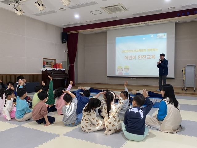 강현석 안전보건공단 산업안전보건교육원 부장이 4일 울산 공동직장 푸른들어린이집에 재원 중인 어린이를 대상으로 안전·보건 교육을 실시하고 있다./안전보건공단 산업안전보건교육원