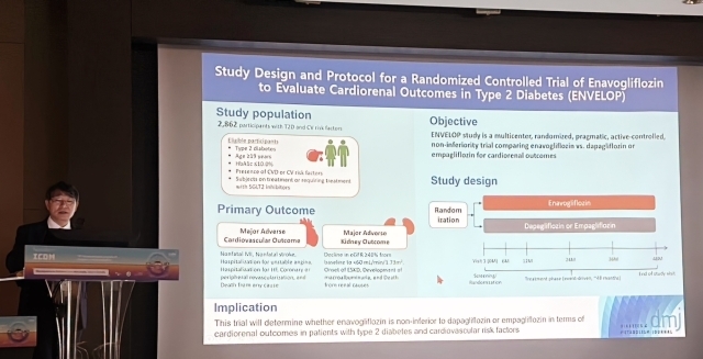 김신곤 교수가 엔블로 심장·신장 결과를 평가하는 ENVELOP 연구를 소개하고 있다. /대웅제약
