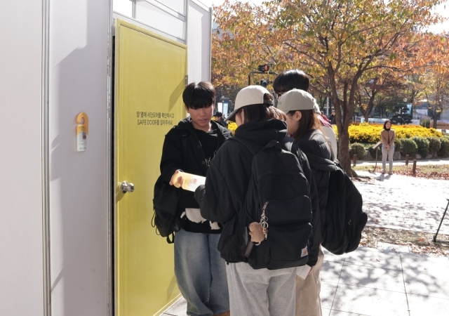  한국소방안전원(원장 이상규)은 숭실대학교 백마광장 에서 ‘OPEN THE SAFE’ 캠페인을 개최했다고 6일 밝혔다. 사진은 캠페인에 참가 하고 있는 학생들 모습./한국소방안전원