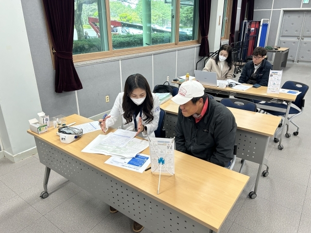 직업건강협회(회장 김숙영)는 7일 한국마사회 제주육성목장에서 사업장과 근로자를 위해 AI기반 디지털 헬스케어를 접목한 1:1 간호사 대면 첫 건강상담을 시작했다고 밝혔다./직업건강협회