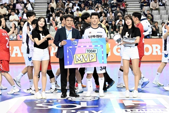 경기 MVP 수상하는 두산 강전구(왼쪽에서 두 번째)와 시상자 신한카드 박창근 부사장(왼쪽에서 세 번째). /한국핸드볼연맹 제공