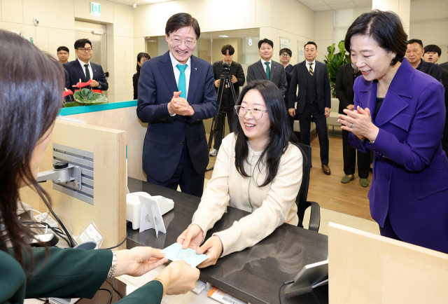 중소기업재직자 우대저축 1만번째 가입자가 오영주 중기부 장관(오른쪽), 이승열 하나은행장(왼쪽)과 함께 통장을 수령하고 있다. /하나은행