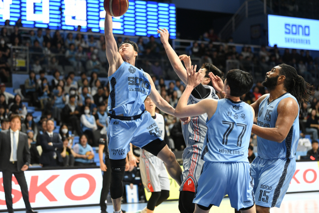 울산 현대모비스가 고양 소노를 꺾고 3연승을 이어갔다./KBL