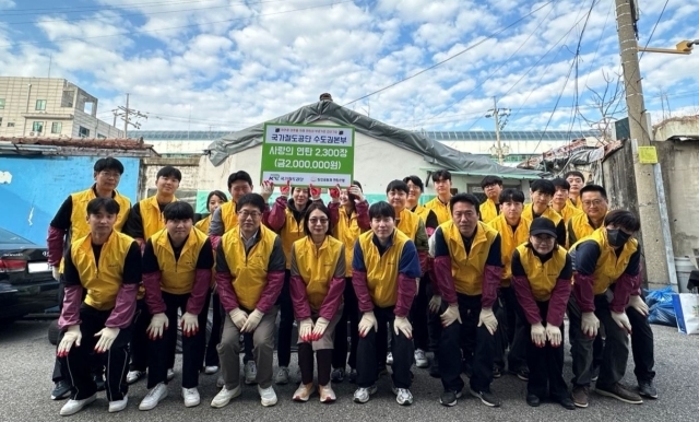 국가철도공단 수도권본부 사내 봉사단이 15일 서울 노원구에서 ‘사랑의 연탄 후원 및 봉사활동’을 시행한 후 기념촬영을 하고 있다. /국가철도공단 수도권본부