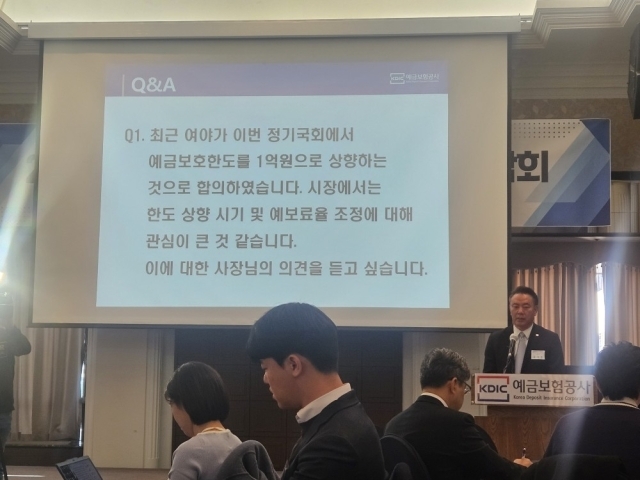 유재훈 예금보험공사 사장이 18일 서울시 중구 프레스센터에서 열린 기자간담회에서 기자들의 질의에 답변하고 있다./이보라 기자