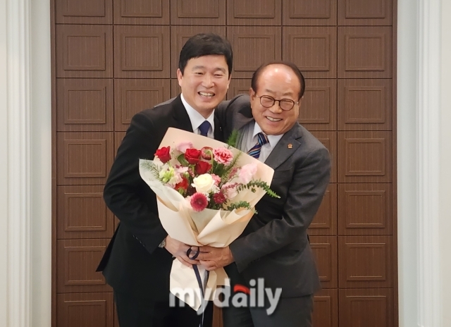 관광협회중앙회 제29대 이경수 회장(왼쪽)과 현임 윤영회 회장. /한국관광협회중앙회