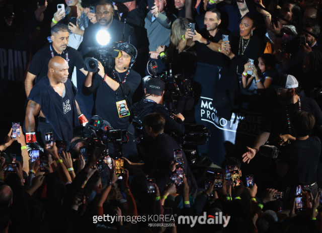 마이크 타이슨이 제이크 폴과의 경기를 위해 입장하고 있다./게티이미지코리아