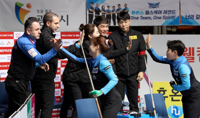 휴온스 선수단이 승리 후 하이파이브를 하고 있다./PBA