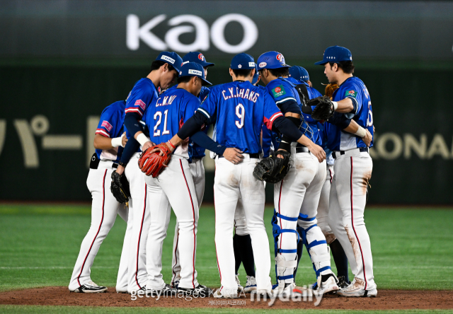 대만 선수들이 22일 미국과 슈퍼라운드에서 8-2로 승리한 후 함께 기뻐하고 있다. /게티이미지코리아