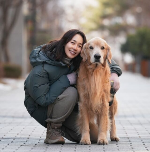 배우 문정희와 마누./ 문정희 SNS