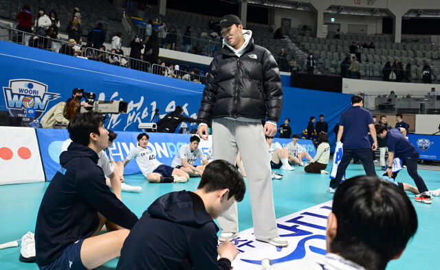 국군체육부대(상무)에 입대한 임동혁이 대한항공 선수들과 이야기를 나누고 있다 / 한국배구연맹(KOVO)