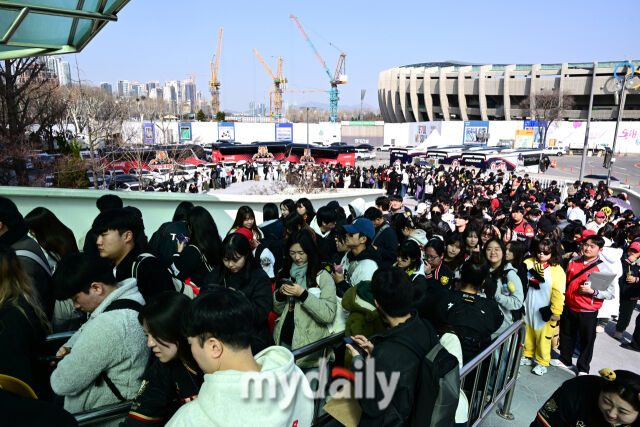 3루 원정석에 입장하려는 KIA 팬들이 긴 줄을 서고 있다 / 잠실 = 유진형 기자 zolong@mydaily.co.kr