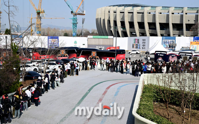 오전 11시, 입장을 하려는 많은 야구팬들이 줄을 서고 있다 / 잠실 = 유진형 기자 zolong@mydaily.co.kr