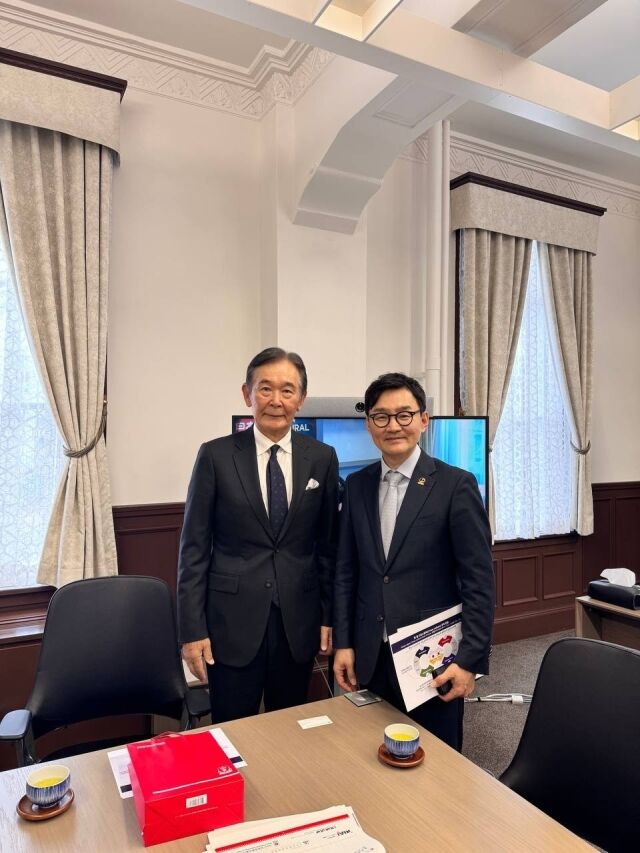 도쿠라 슌이치 문화청장과 한음저협 추가열 회장/한국음악저작권협회