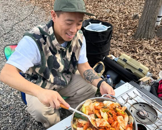 개리가 음식을 하며 행복해 하고 있다. / 개리 SNS 캡처