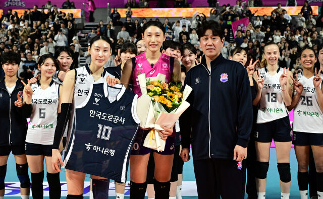 한국도로공사 김종민 감독과 배유나가 김연경과 함께 기념 촬영을 하고 있다 / 한국배구연맹(KOVO)