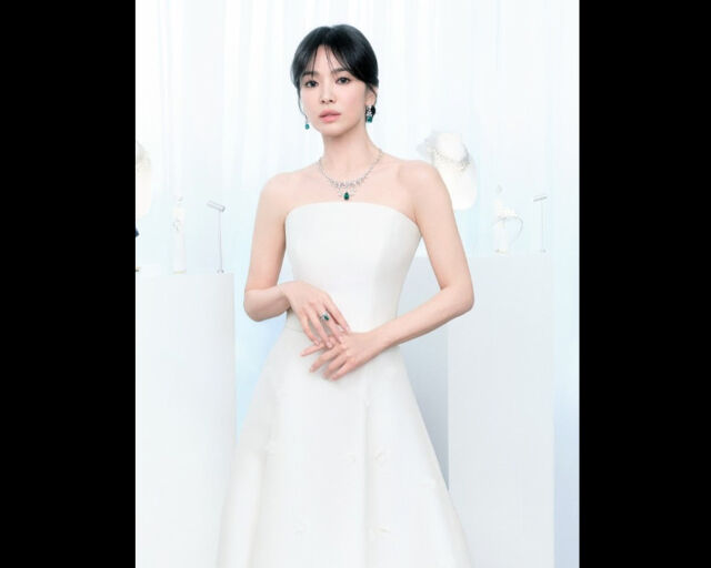 송혜교가 올린 B 컷 사진에 팬들이 믿지 않았다. / 송혜교 소셜미디어 캡처 